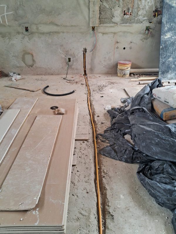 Tubulação de gás embutida no piso, durante a obra — R&M Gás Sorocaba